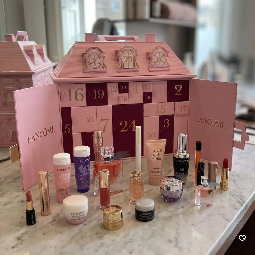 Le coffret Lancôme ouvert sur un plan de marbre