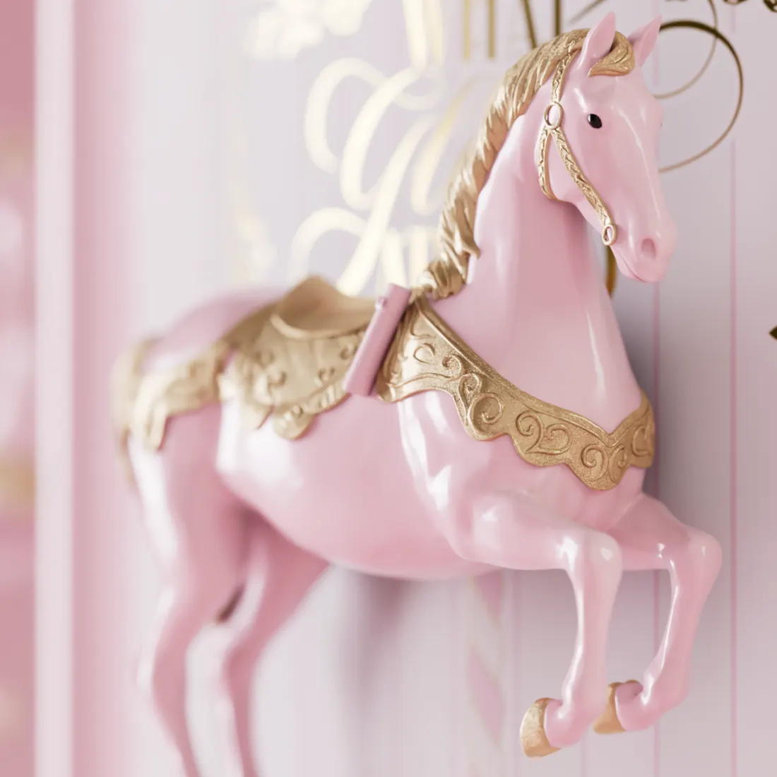 Détail d’un cheval de carrousel en porcelaine